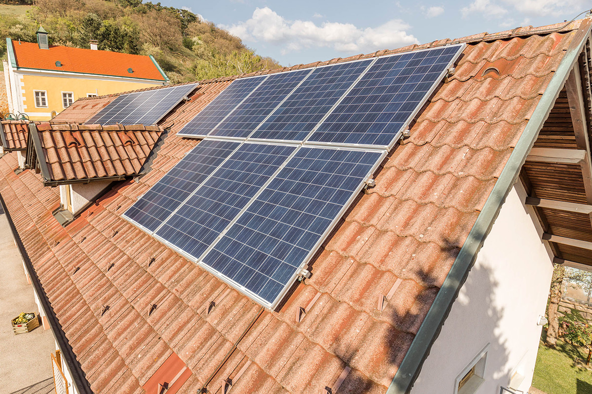 Dach mit PV-Anlage