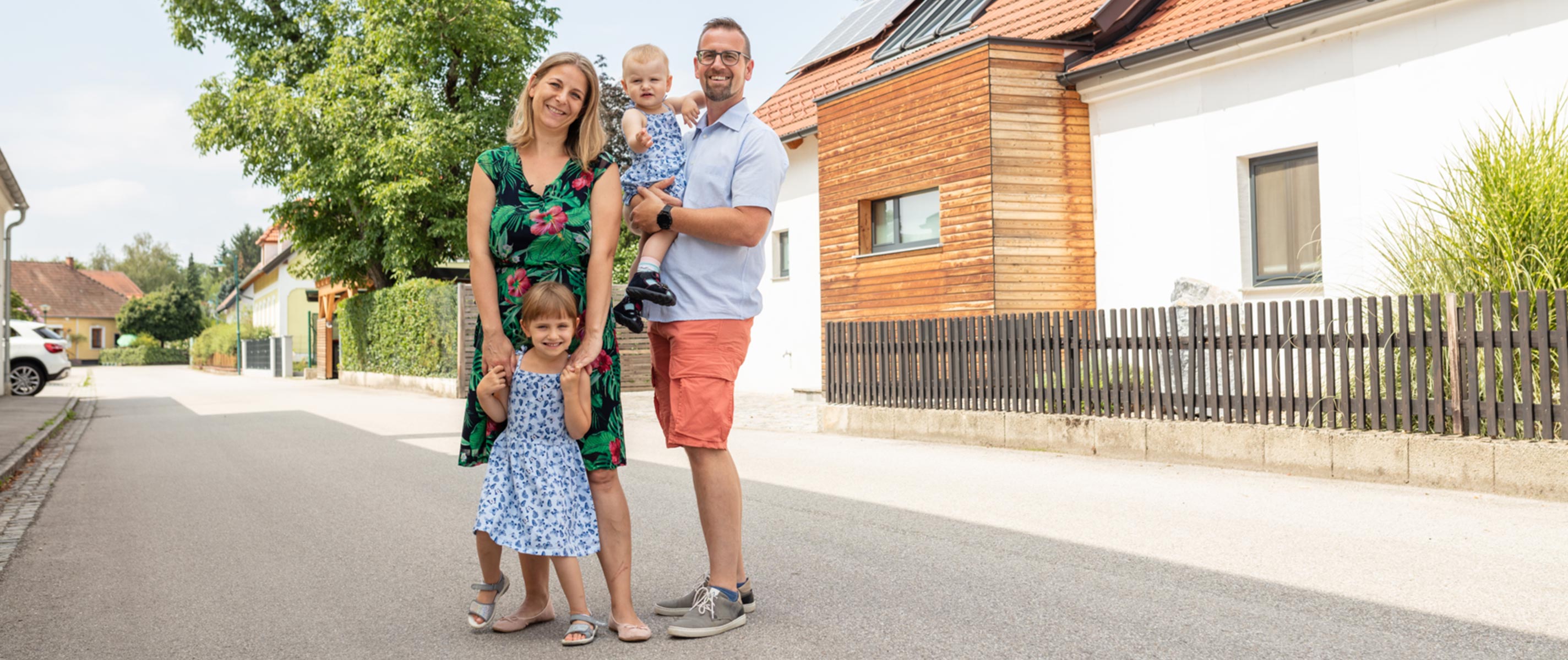 Familie vor Haus