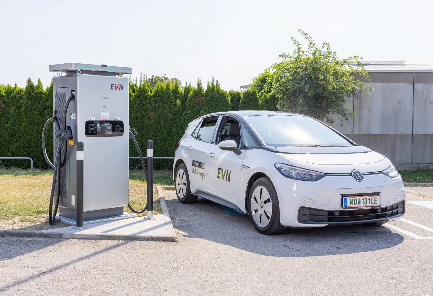 E-Fahrzeug vor Stromtankstelle