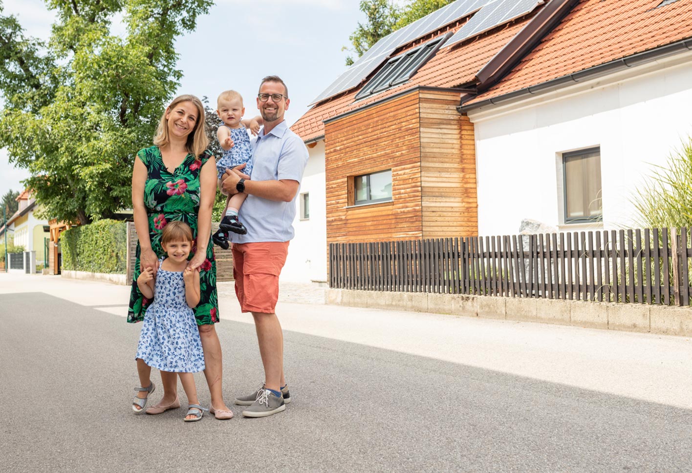 Familie vor Haus